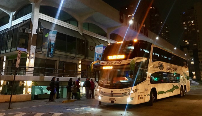 NarBus frente al Centro Comercial Omnium en Las Condes, punto de embarque Recorrido.cl Las Condes